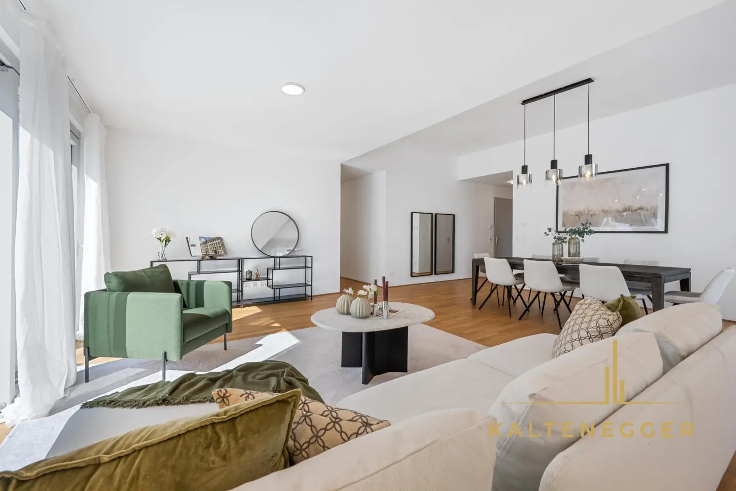 Detached top floor location: 185 m² penthouse with 78 m² terraces without sloped ceilings