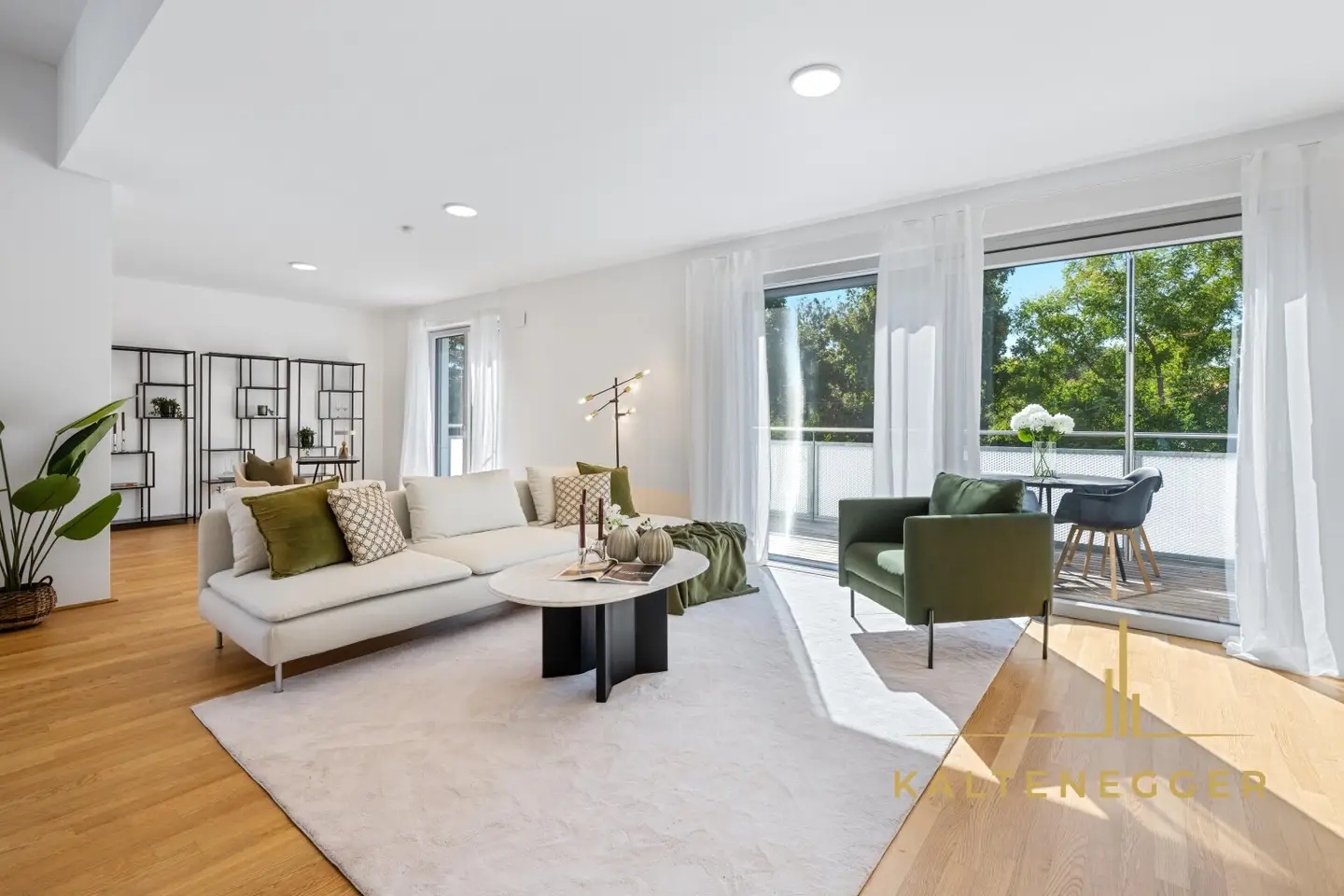 Detached top floor location: 185 m² penthouse with 78 m² terraces without sloped ceilings