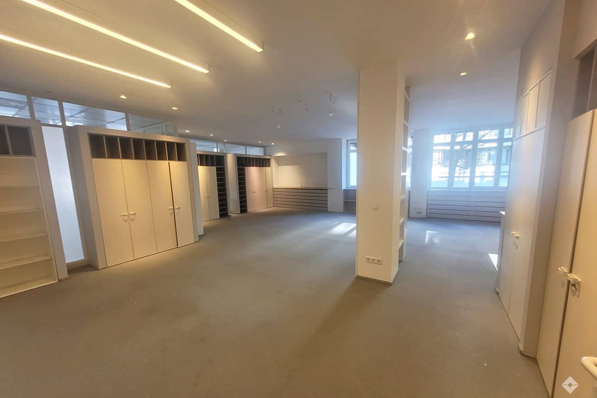Großzügige klimatisierte Wohnung mit direktem Lagerzugang