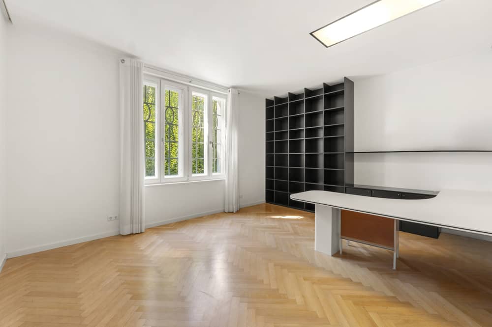 Lichtdurchflutete Wohnung in historischer Villa mit Parkgarten