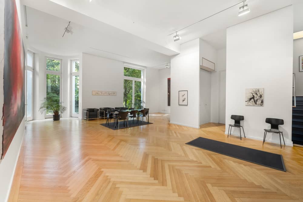 Lichtdurchflutete Wohnung in historischer Villa mit Parkgarten