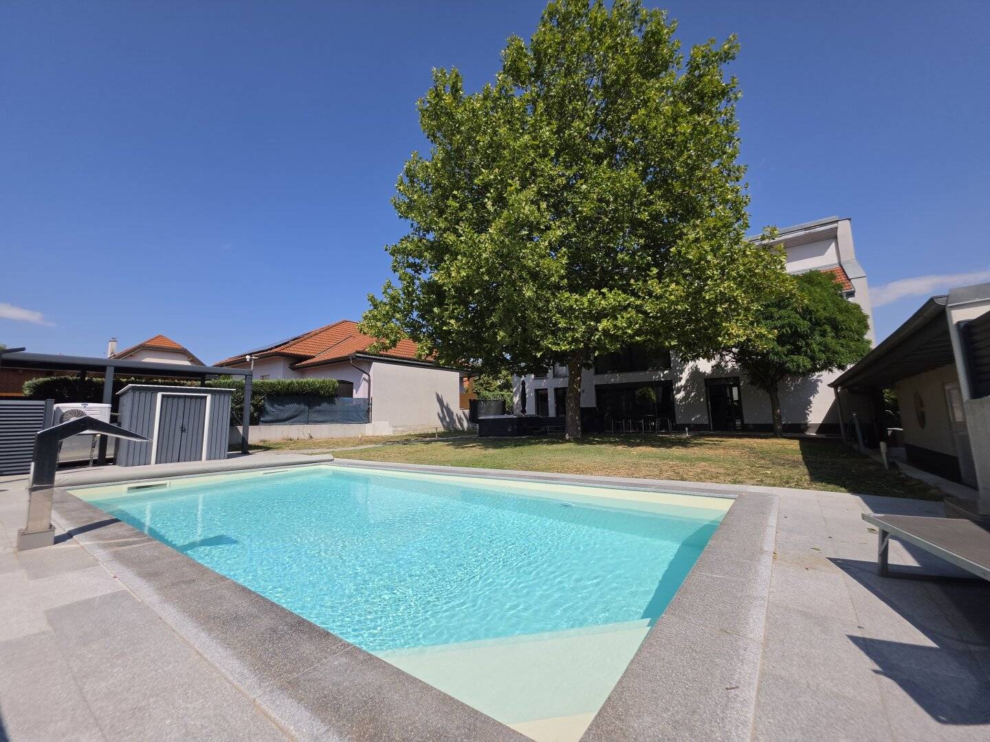 Modernes Wohlfühlparadies mit Pool in ruhiger Lage