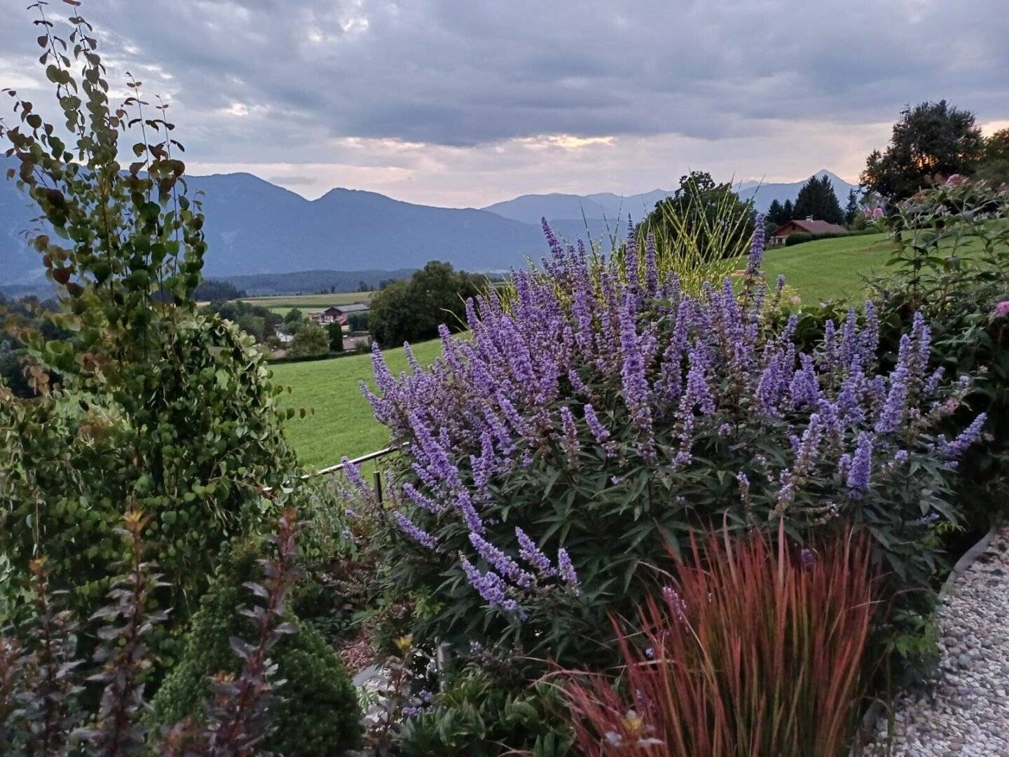 WOHNEN MIT WEITBLICK! HOCHWERTIGER BUNGALOW (BARRIEREFREIES ARCHITEKTENHAUS) IN TRAUMHAFTER LAGE ÜBER DEM MILLSTÄTTER SEE!