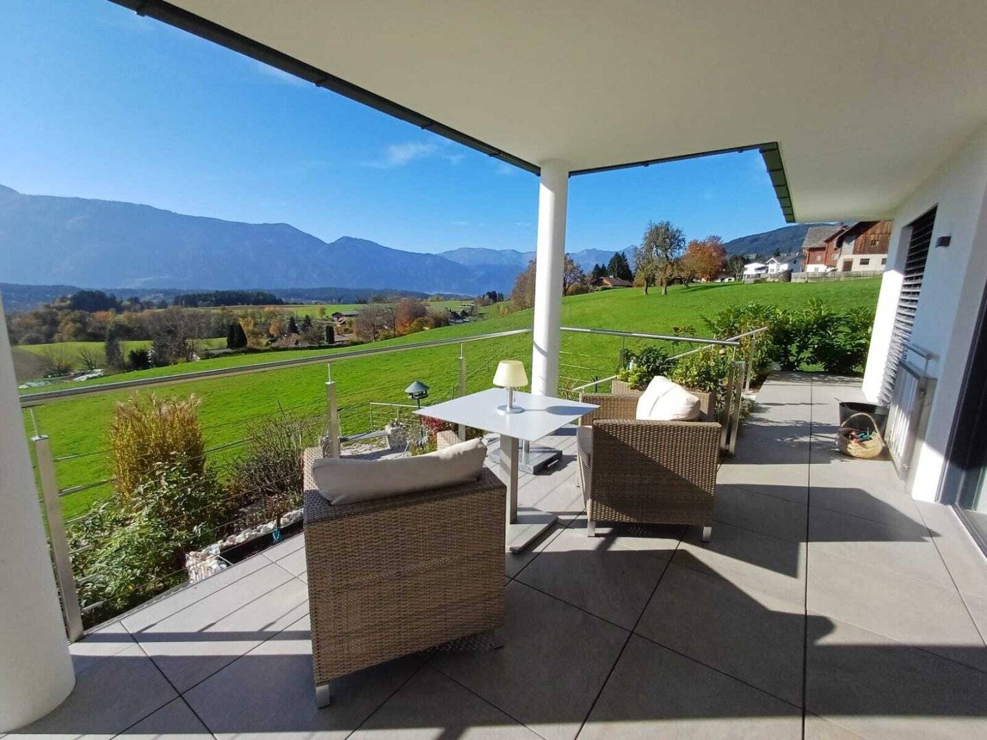WOHNEN MIT WEITBLICK! HOCHWERTIGER BUNGALOW (BARRIEREFREIES ARCHITEKTENHAUS) IN TRAUMHAFTER LAGE ÜBER DEM MILLSTÄTTER SEE!