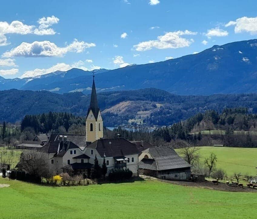 WOHNEN MIT WEITBLICK! HOCHWERTIGER BUNGALOW (BARRIEREFREIES ARCHITEKTENHAUS) IN TRAUMHAFTER LAGE ÜBER DEM MILLSTÄTTER SEE!
