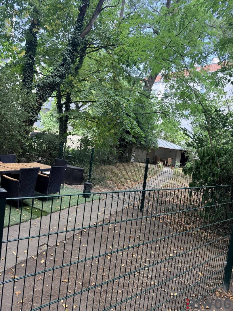 Ruhige Gartenfläche im grünen Innenhof – 29,4 m²