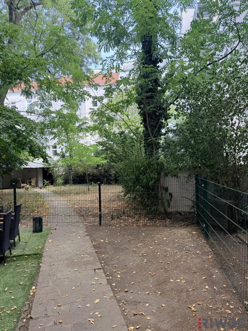 Ruhige Gartenfläche im grünen Innenhof – 29,4 m²