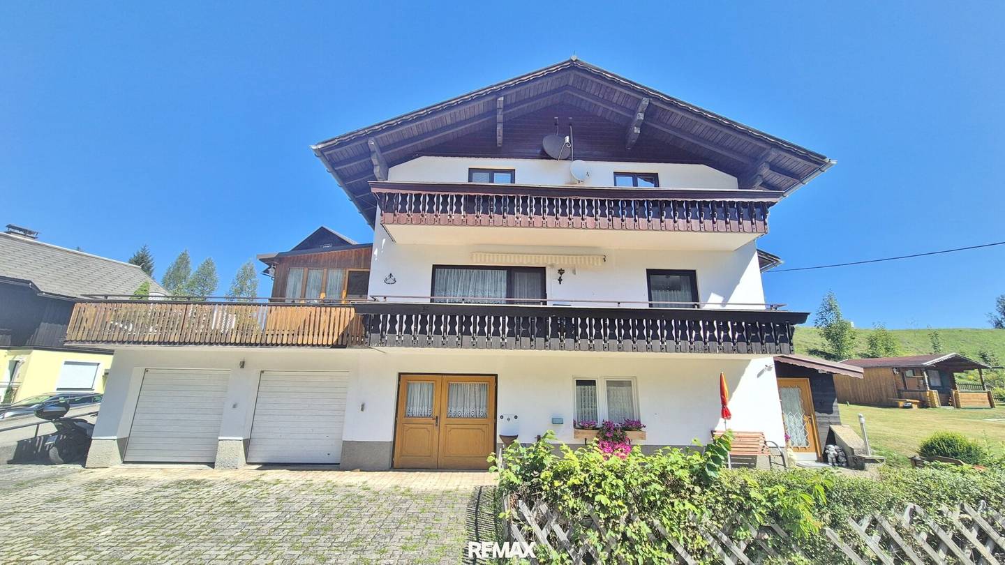 Bad Aussee: Ein,- Zweifamilienhaus mit 2 Balkonen, Terrasse, 3 Garagen, Gartenhütte