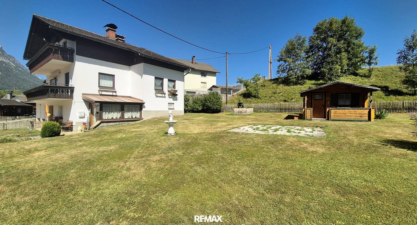 Bad Aussee: Ein,- Zweifamilienhaus mit 2 Balkonen, Terrasse, 3 Garagen, Gartenhütte