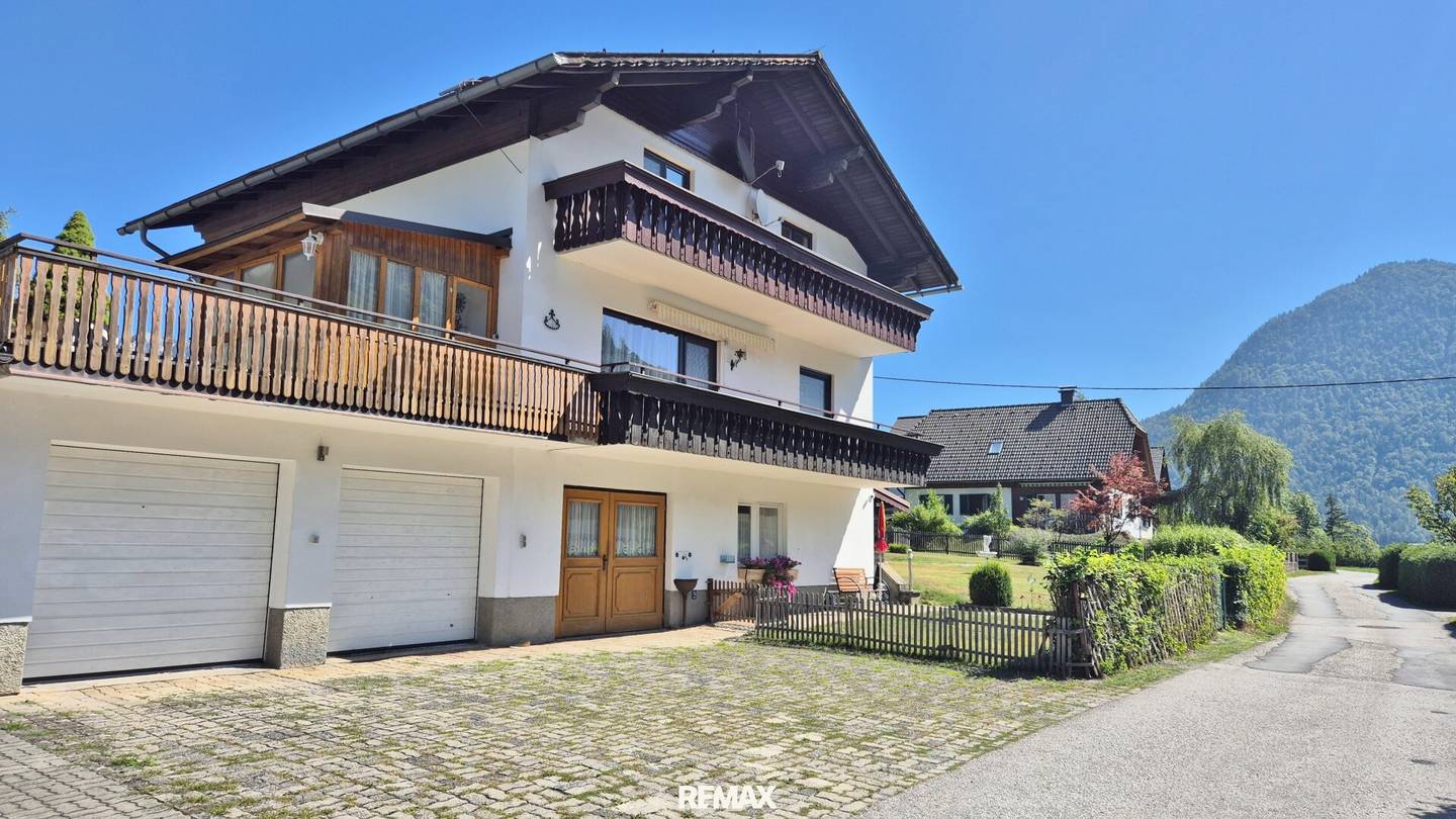 Bad Aussee: Ein,- Zweifamilienhaus mit 2 Balkonen, Terrasse, 3 Garagen, Gartenhütte