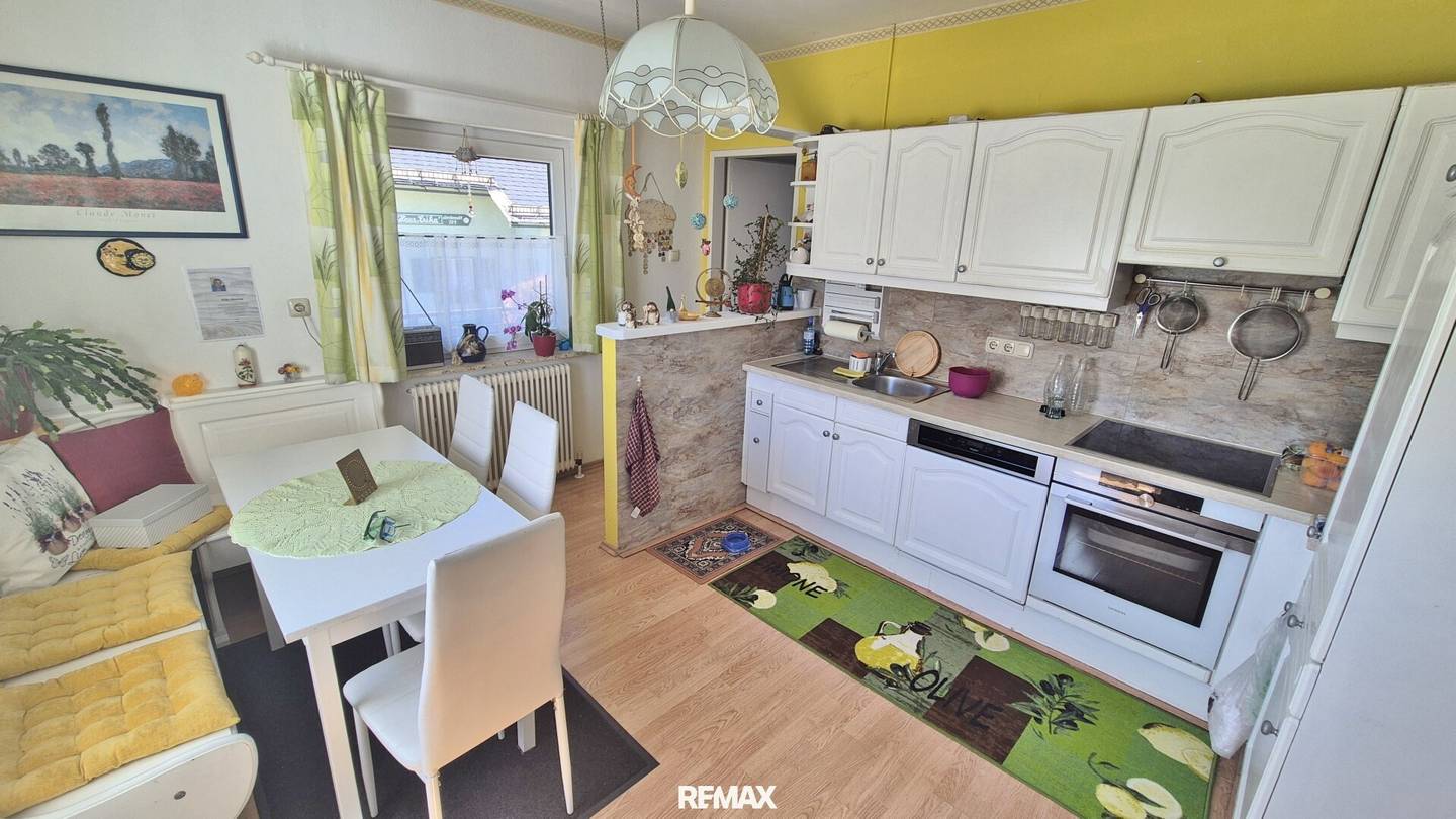 Bad Aussee: Ein,- Zweifamilienhaus mit 2 Balkonen, Terrasse, 3 Garagen, Gartenhütte