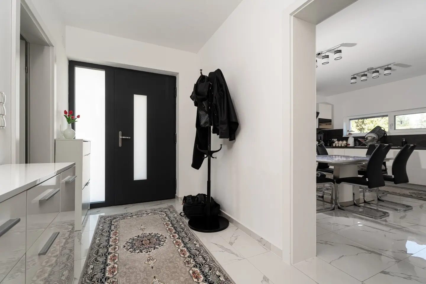 Build new, or move into a ready made nest? LIKE NEW!