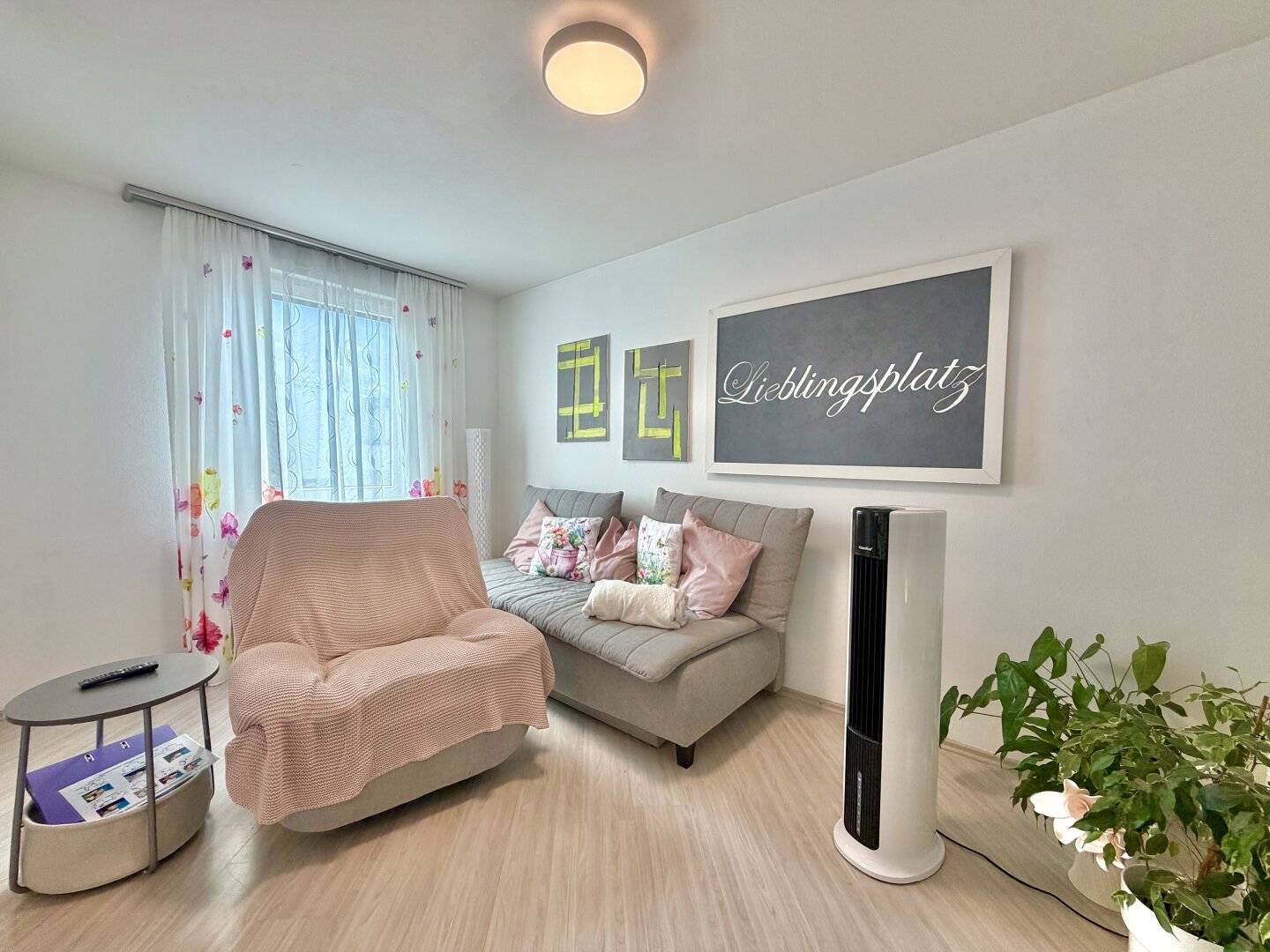 Schwaz: Beautiful and cozy 3-room apartment with south loggia, balcony and underground parking space included in the purchase price