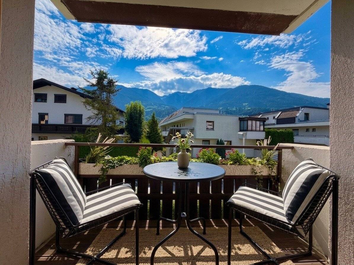 Schwaz: Beautiful and cozy 3-room apartment with south loggia, balcony and underground parking space included in the purchase price