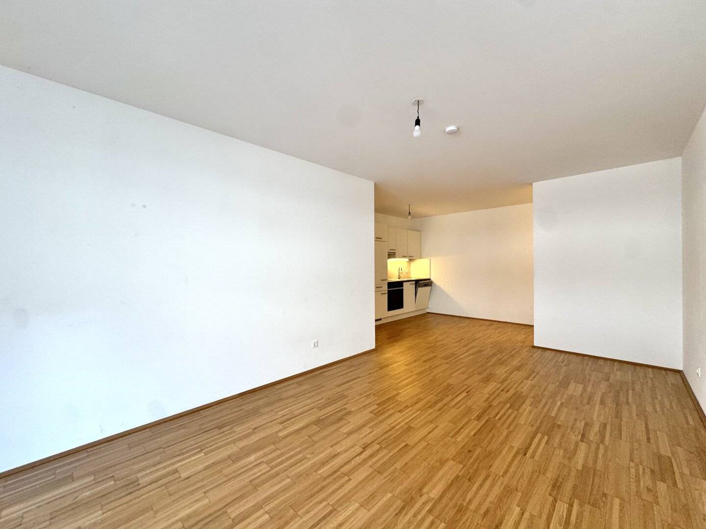 3-room with courtyard-facing balcony on Dresdner Straße
