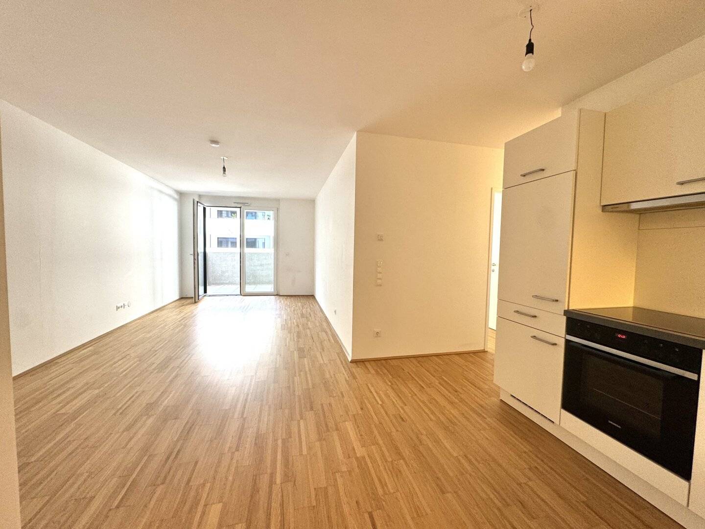 3-room with courtyard-facing balcony on Dresdner Straße