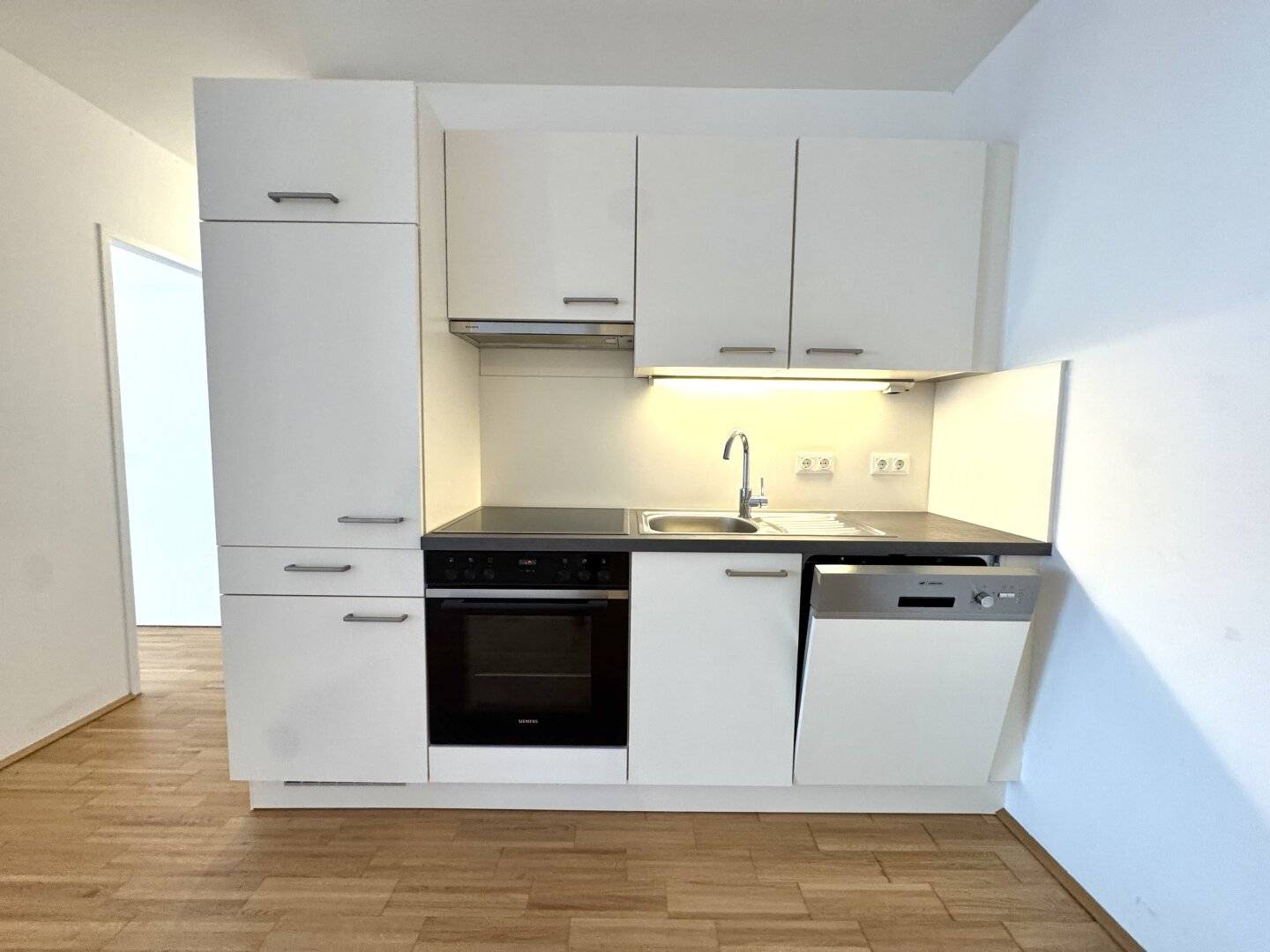 3-room with courtyard-facing balcony on Dresdner Straße