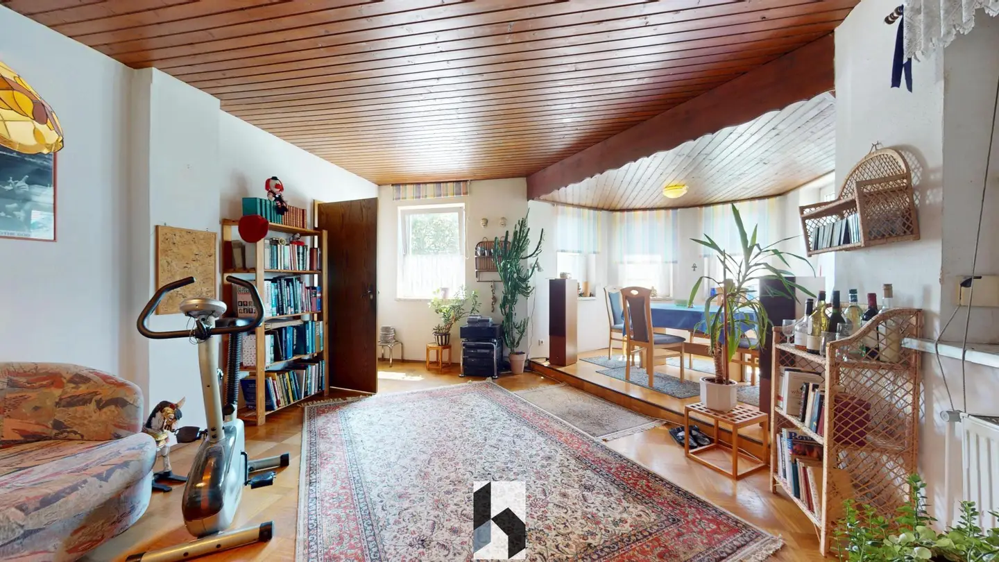 Single level family apartment with well kept garden