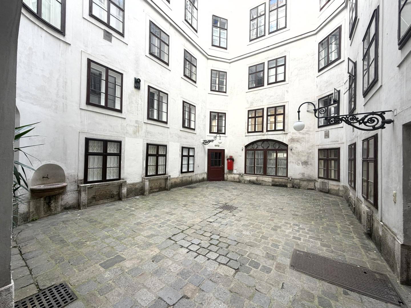 Charming Altbauwohnung with courtyard and herringbone parquet