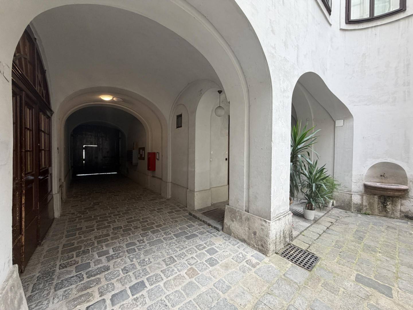 Charming Altbauwohnung with courtyard and herringbone parquet
