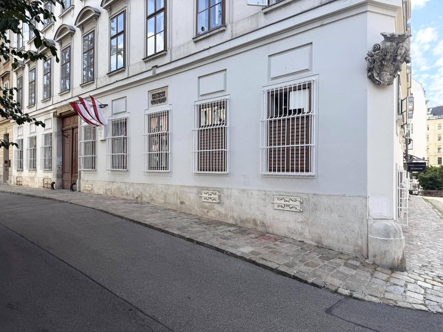 Charming Altbauwohnung with courtyard and herringbone parquet