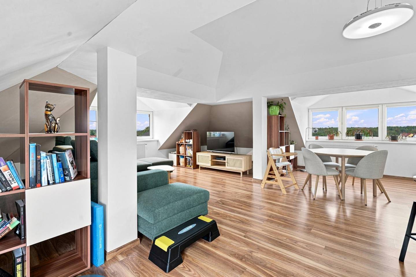 Lichtdurchflutete Dachgeschosswohnung mit Terrasse und Klimaanlage