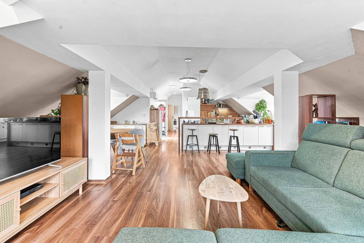 Lichtdurchflutete Dachgeschosswohnung mit Terrasse und Klimaanlage