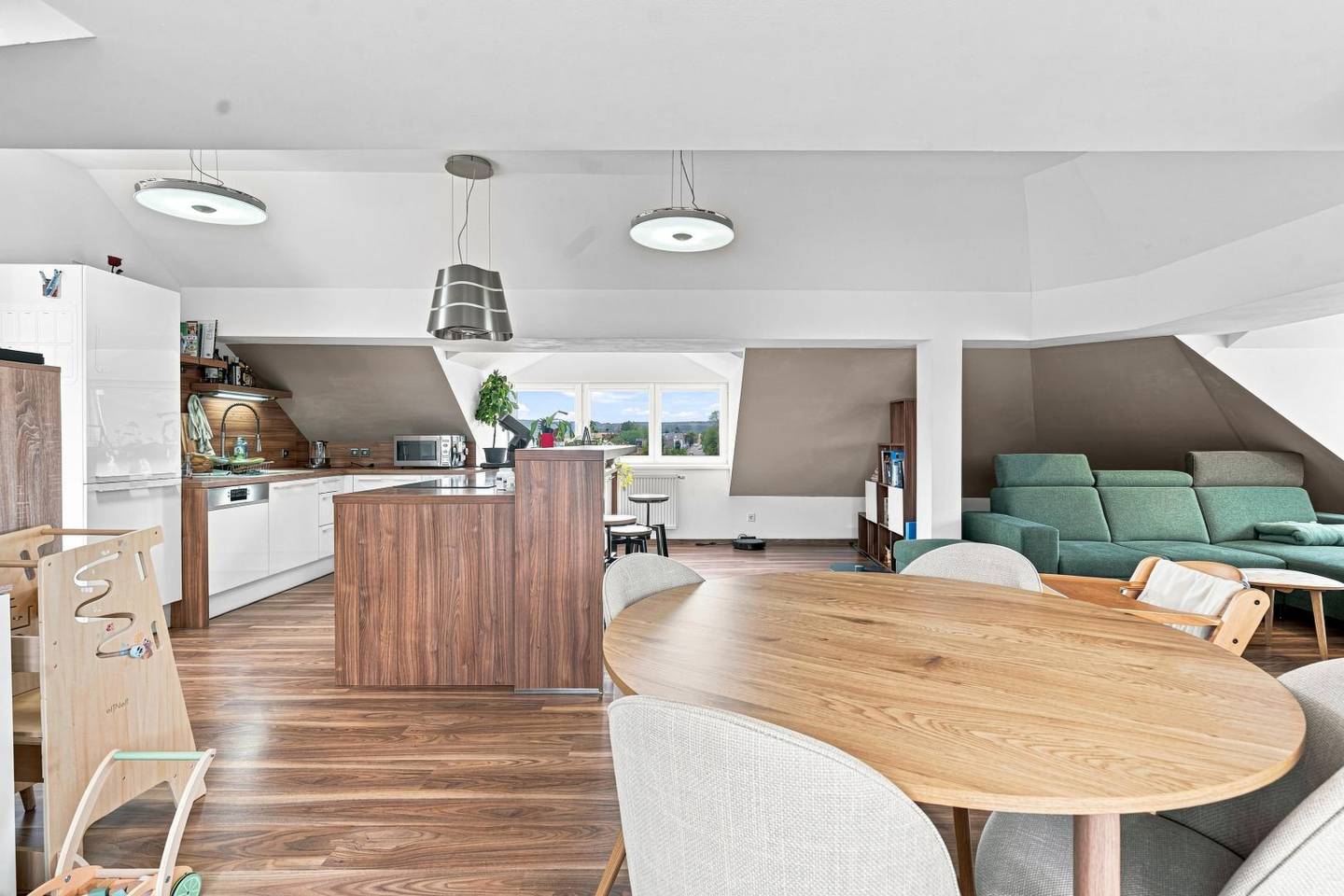 Lichtdurchflutete Dachgeschosswohnung mit Terrasse und Klimaanlage