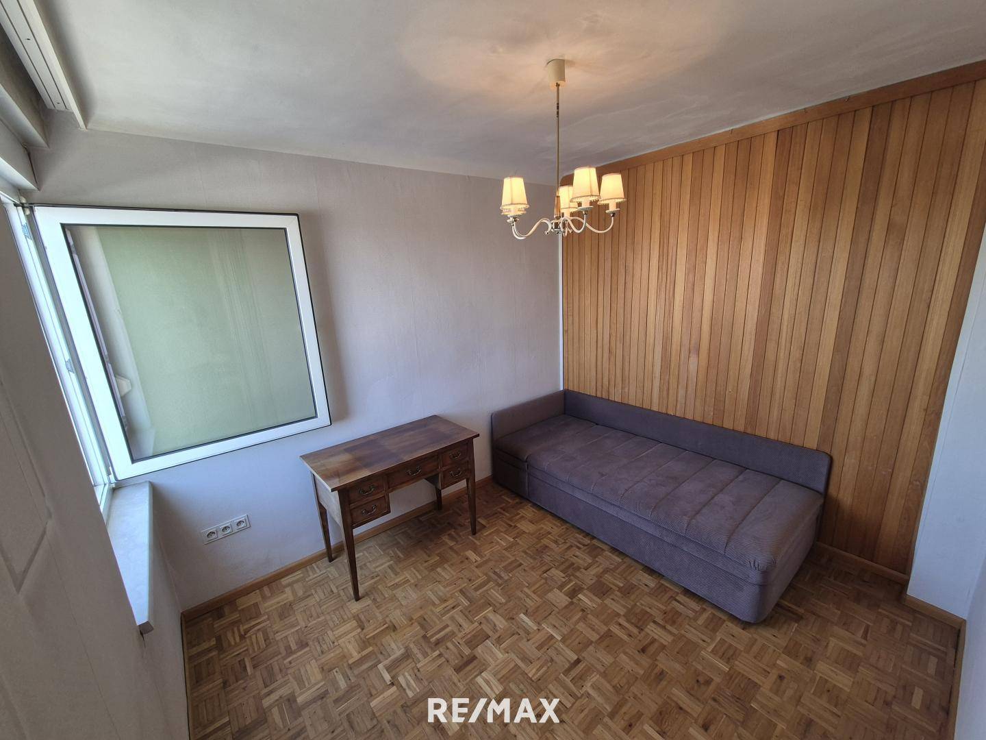 Move in ready apartment with distant view and lift