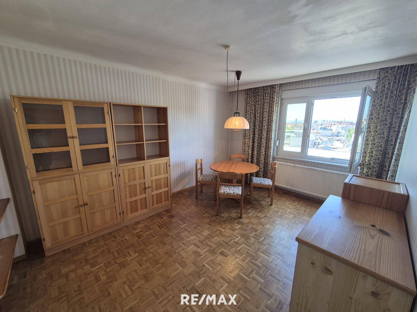 Move in ready apartment with distant view and lift