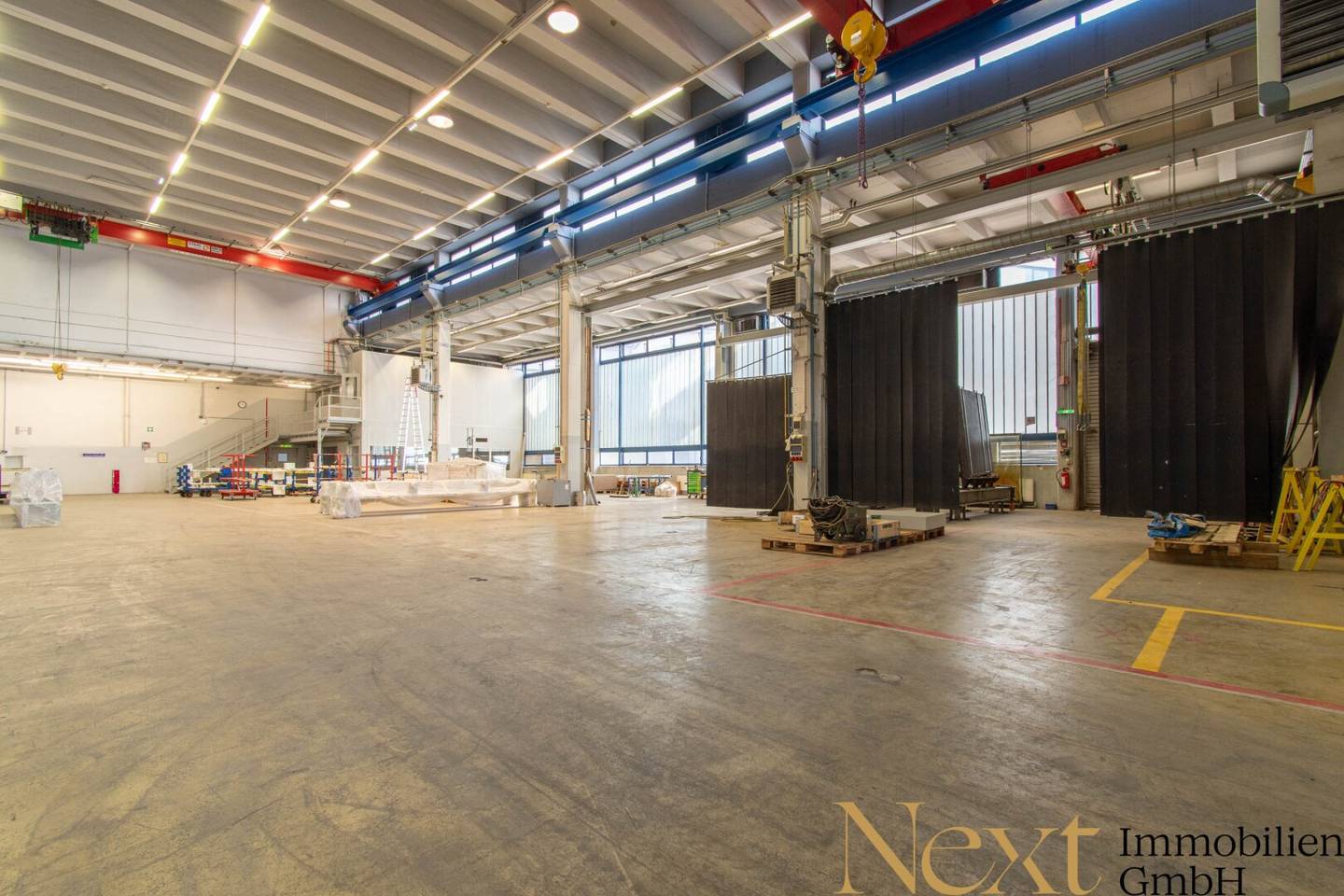 Production and warehouse hall with crane systems for rent in Linz