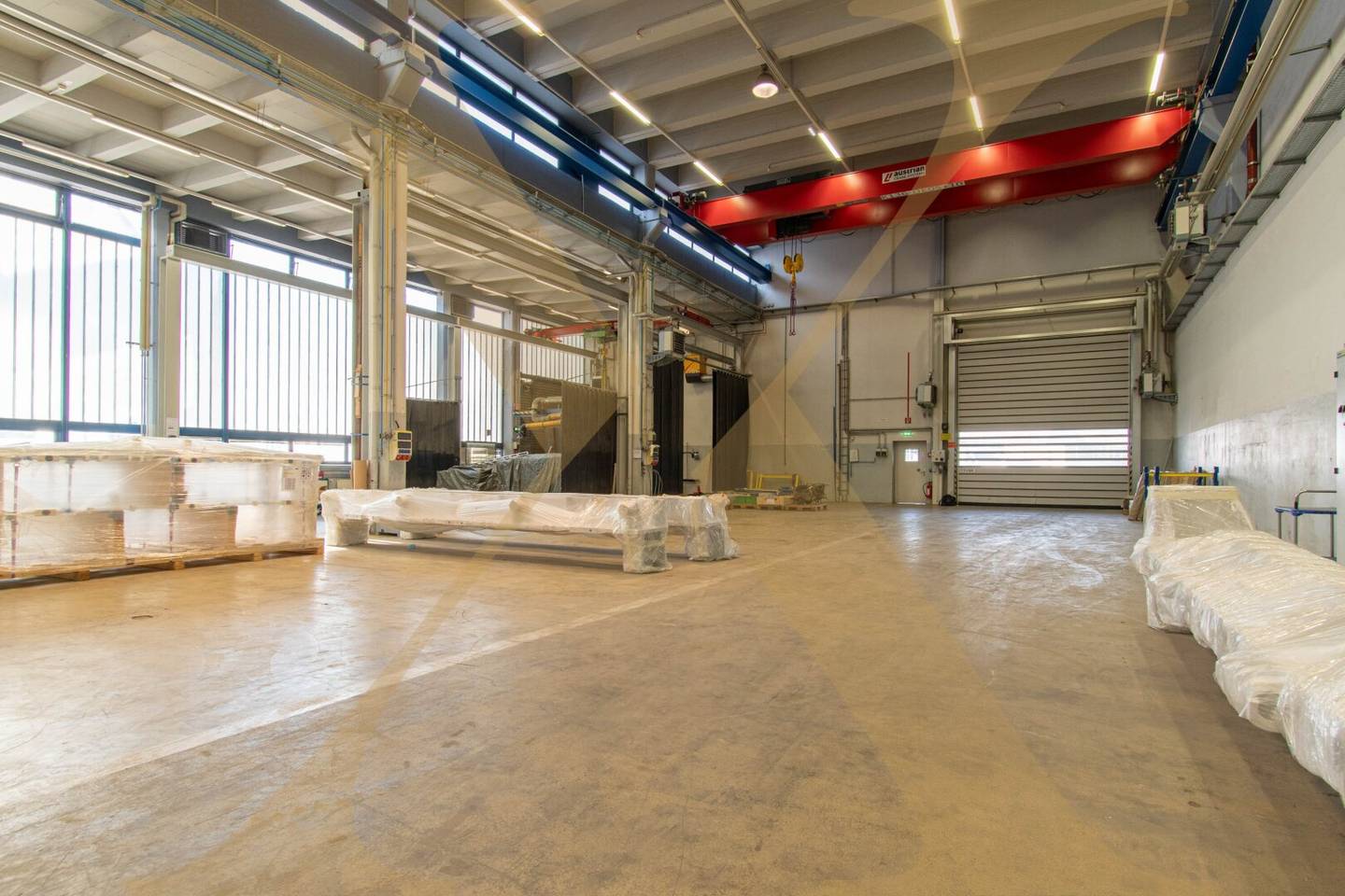 Production and warehouse hall with crane systems for rent in Linz