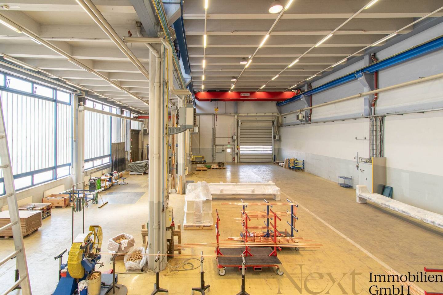 Production and warehouse hall with crane systems for rent in Linz