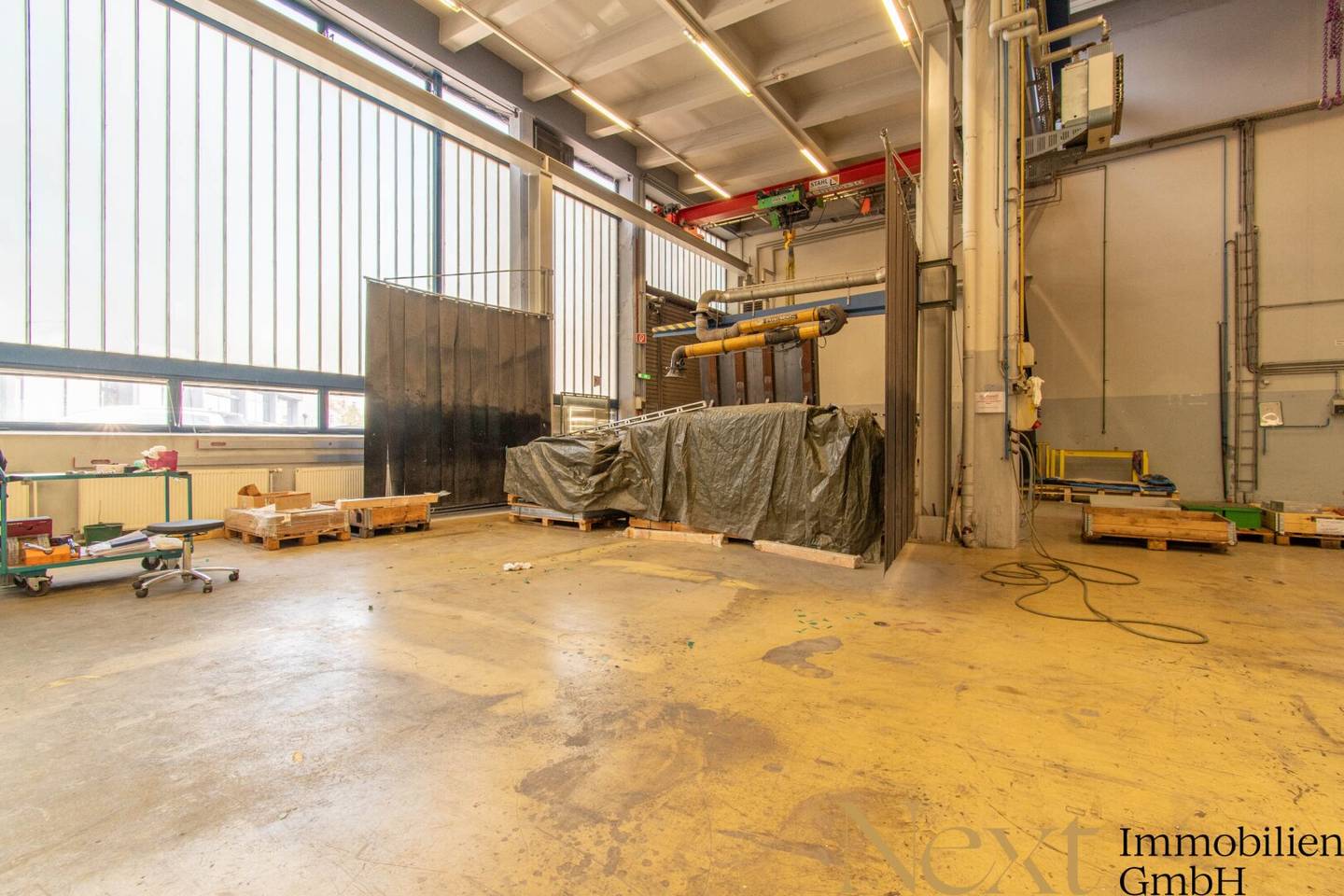 Production and warehouse hall with crane systems for rent in Linz