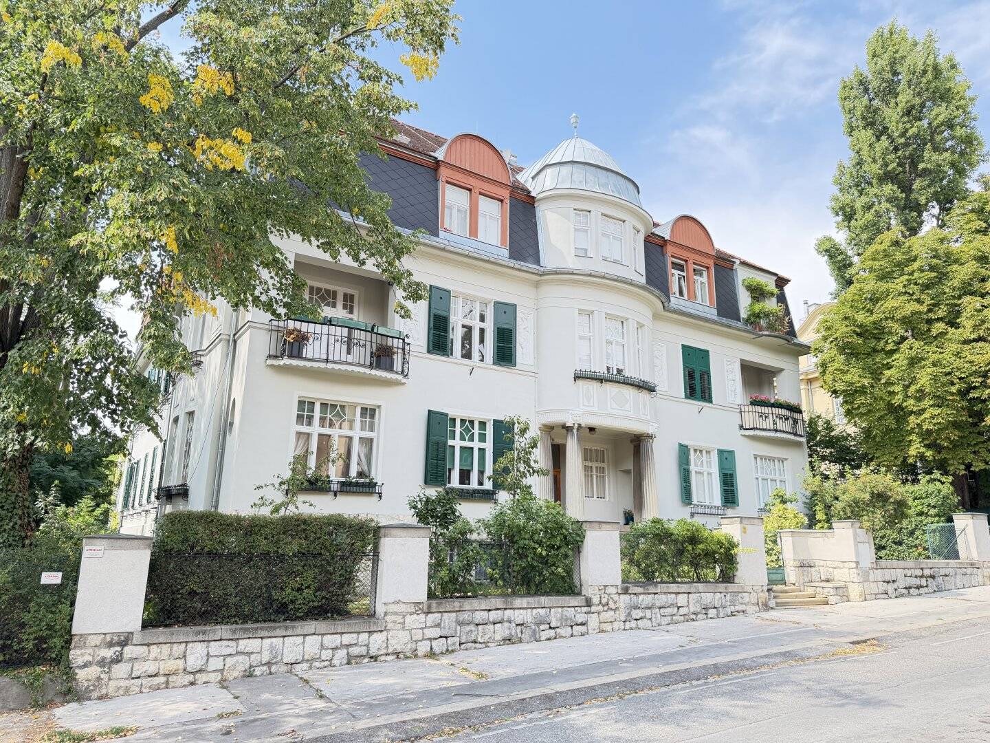 Bright 4-room period apartment with balcony | open-ended