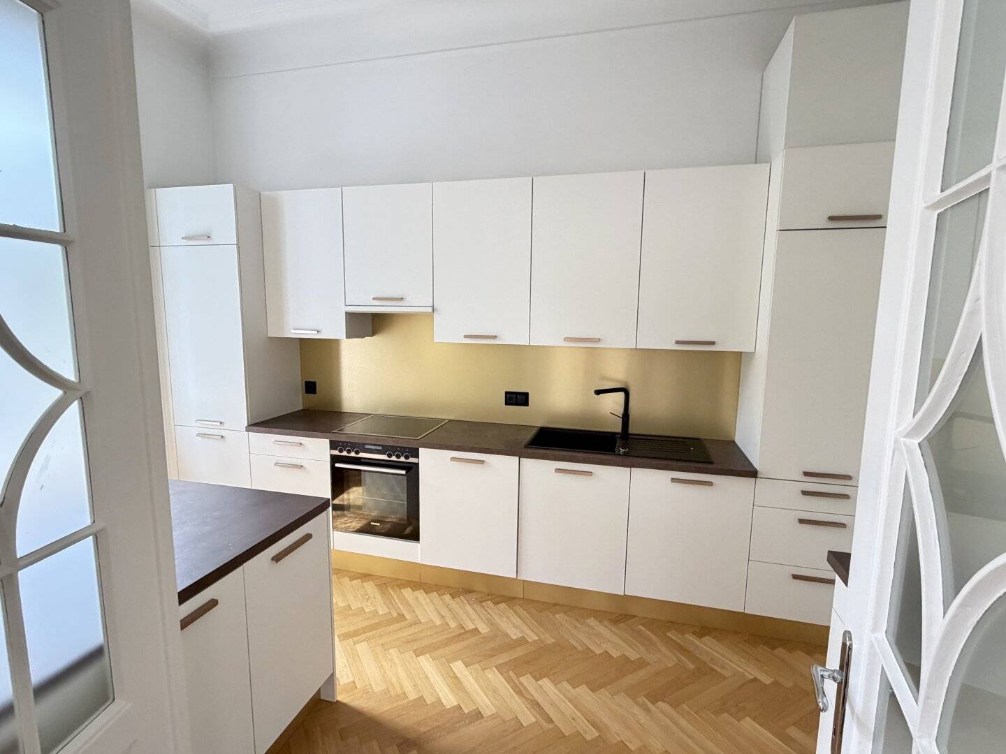 Bright 4-room period apartment with balcony | open-ended