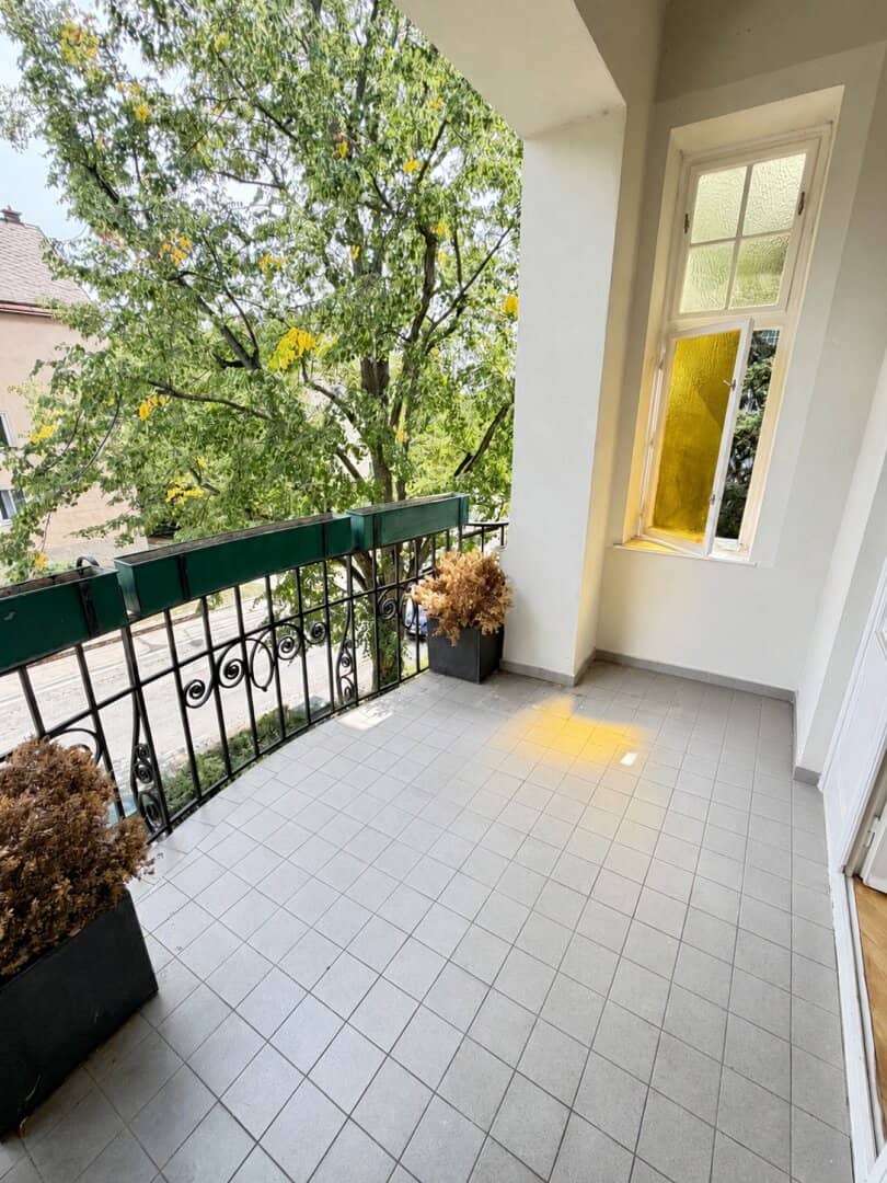 Bright 4-room period apartment with balcony | open-ended