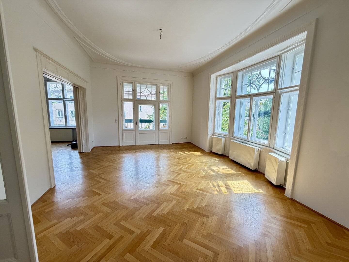 Bright 4-room period apartment with balcony | open-ended