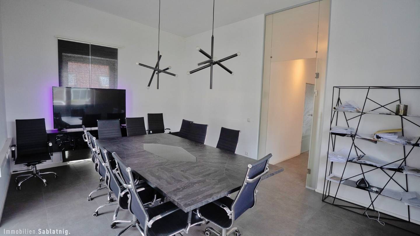 MODERN OFFICE BUILDING with versatile usage possibilities in prime location St. Peter