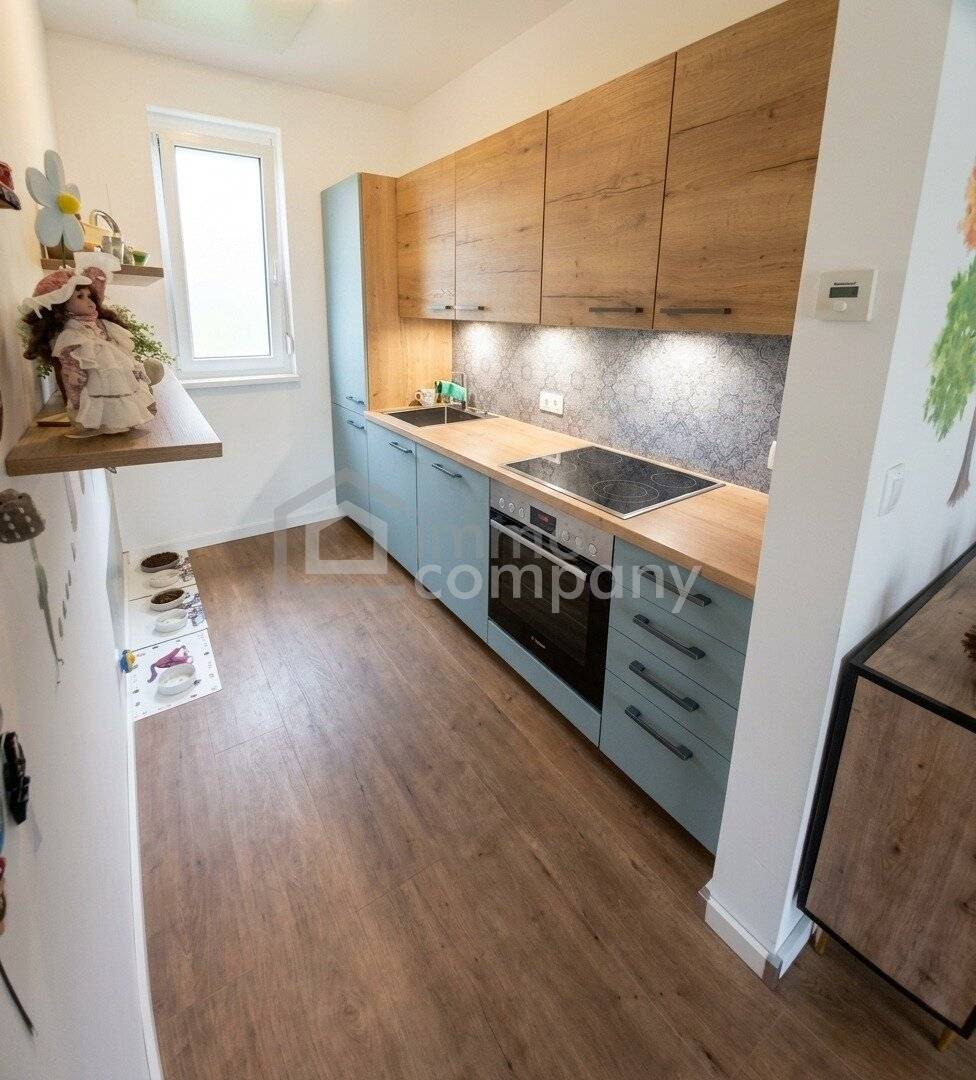 Zwei moderne Wohneinheiten mit Badeteich-Blick: ideal für zwei Familien