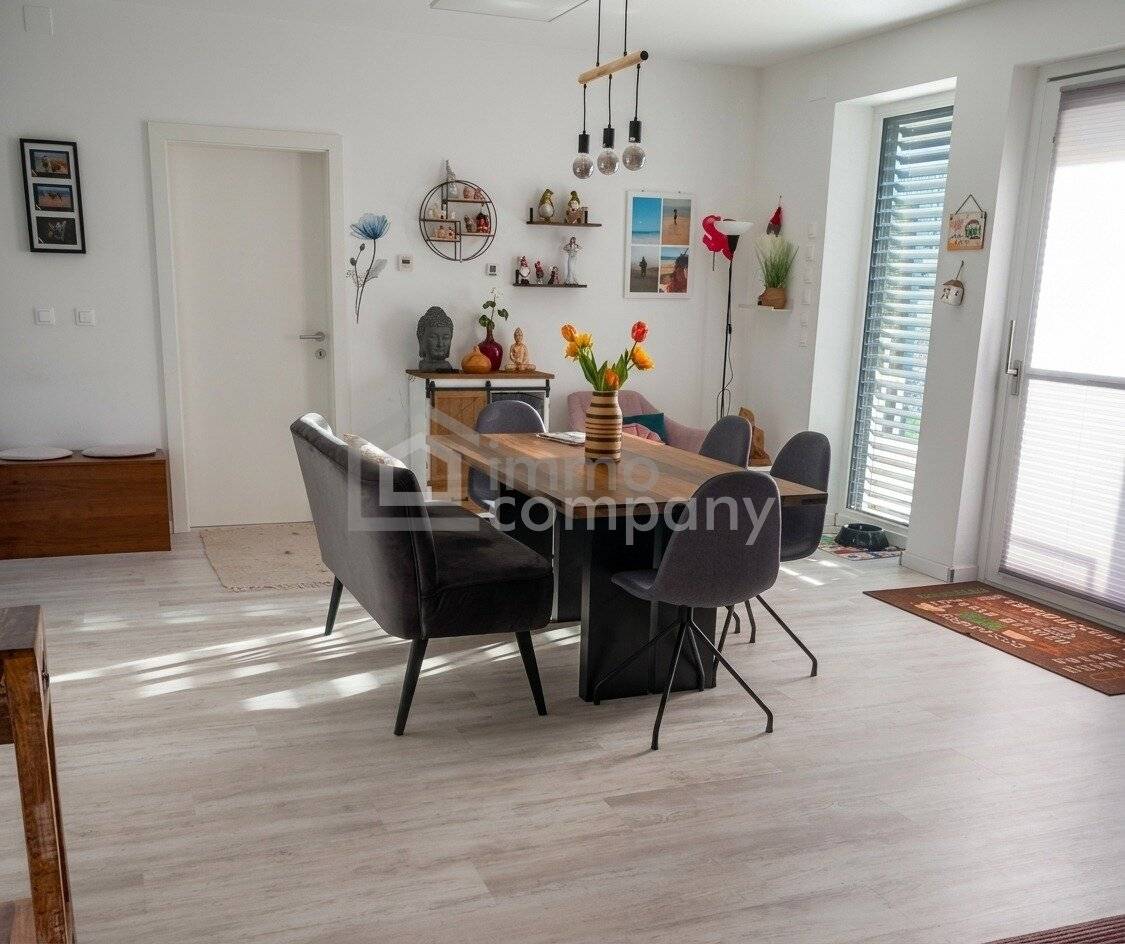 Zwei moderne Wohneinheiten mit Badeteich-Blick: ideal für zwei Familien