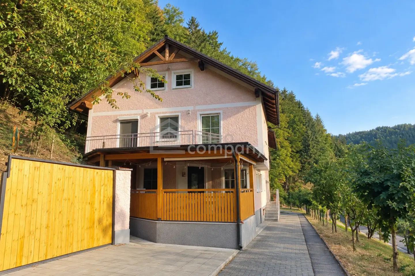 A home with many possibilities: spacious house with potential for two units