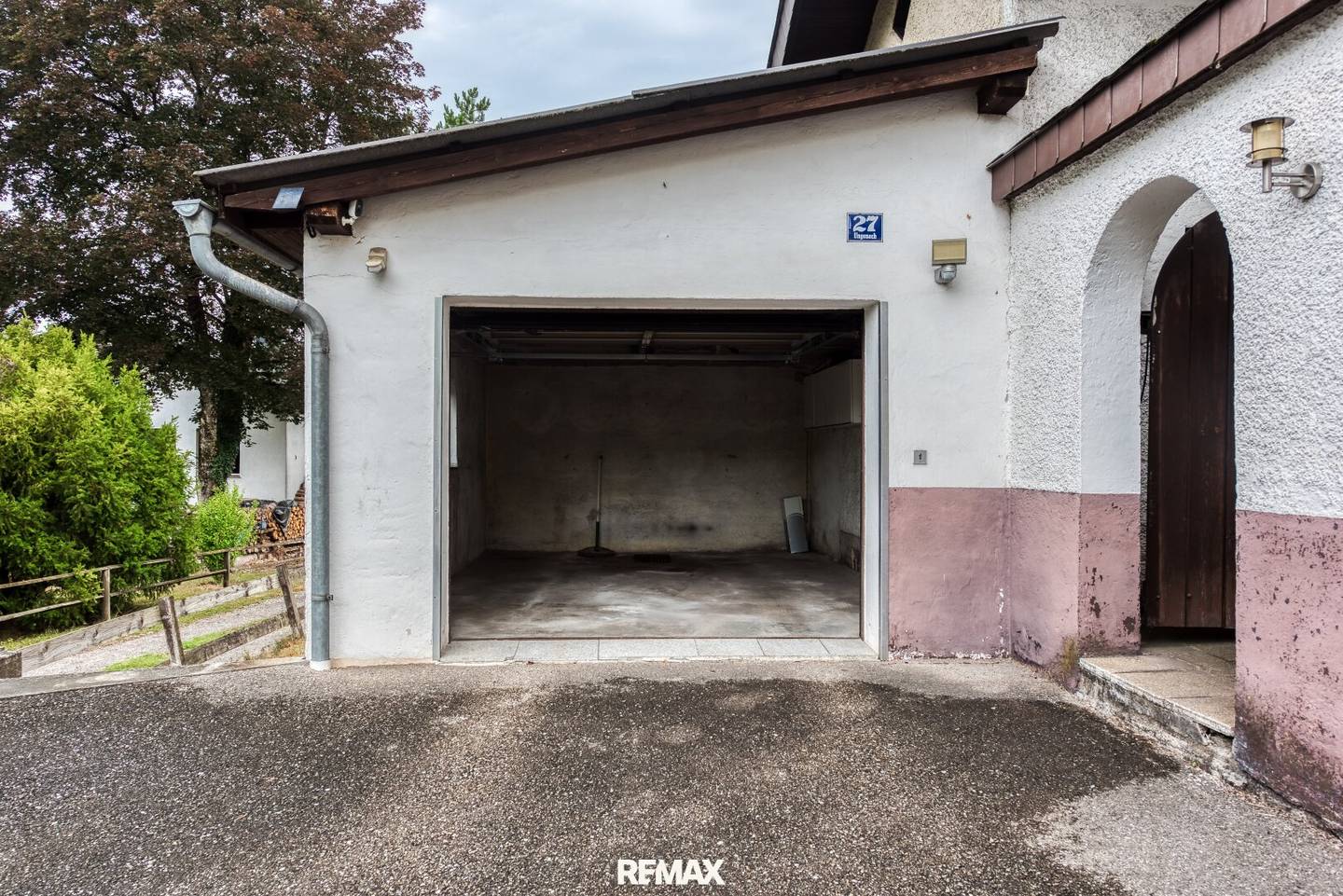 Einfamilienhaus mit Anbau, Garage und großen Garten in Ungenach