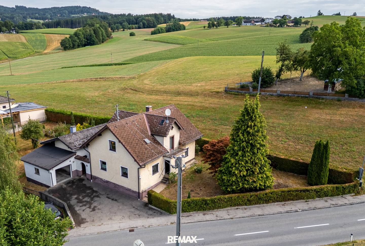 Einfamilienhaus mit Anbau, Garage und großen Garten in Ungenach