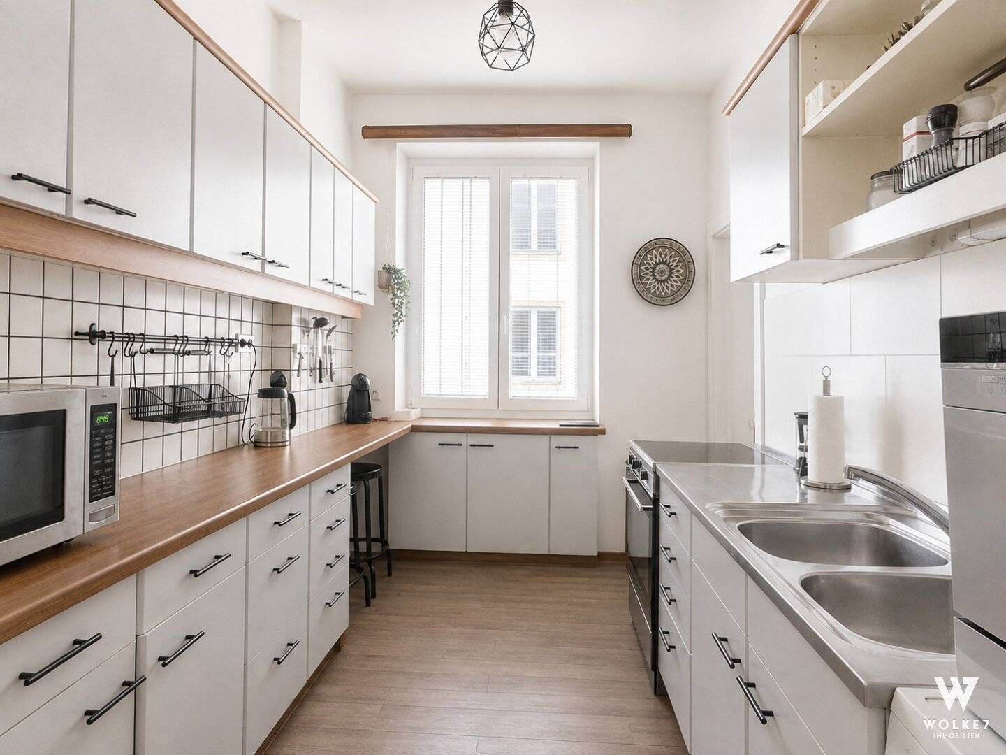 Living in the 1st District - bright 3-room apartment with old building charm