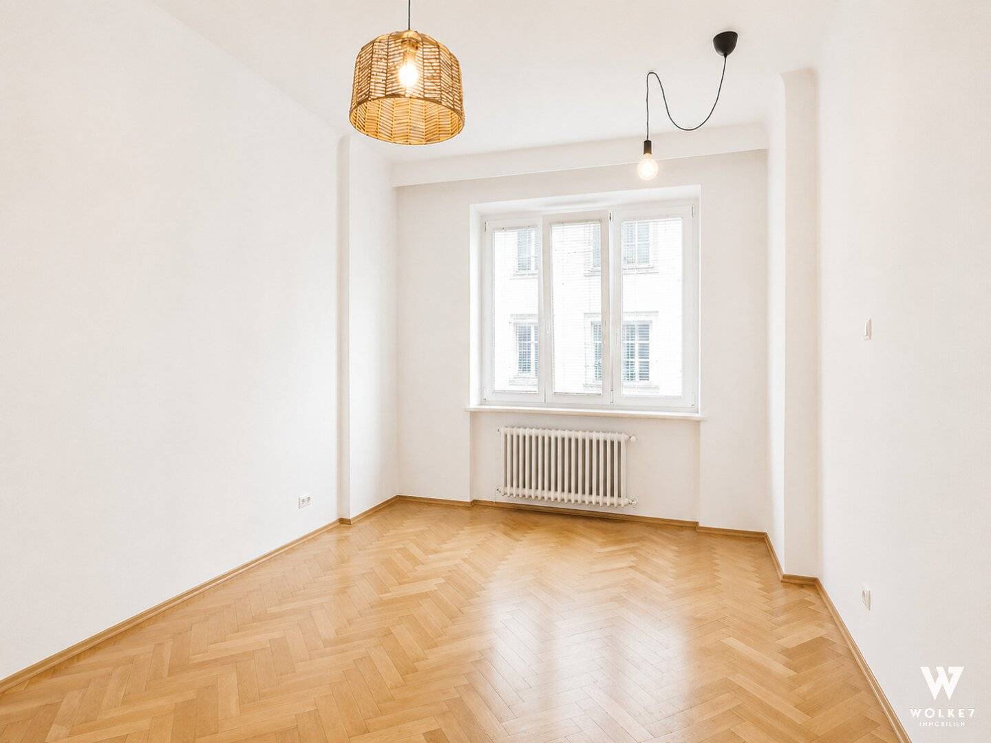 Living in the 1st District - bright 3-room apartment with old building charm