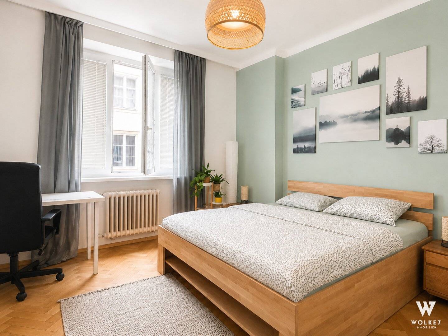 Living in the 1st District - bright 3-room apartment with old building charm