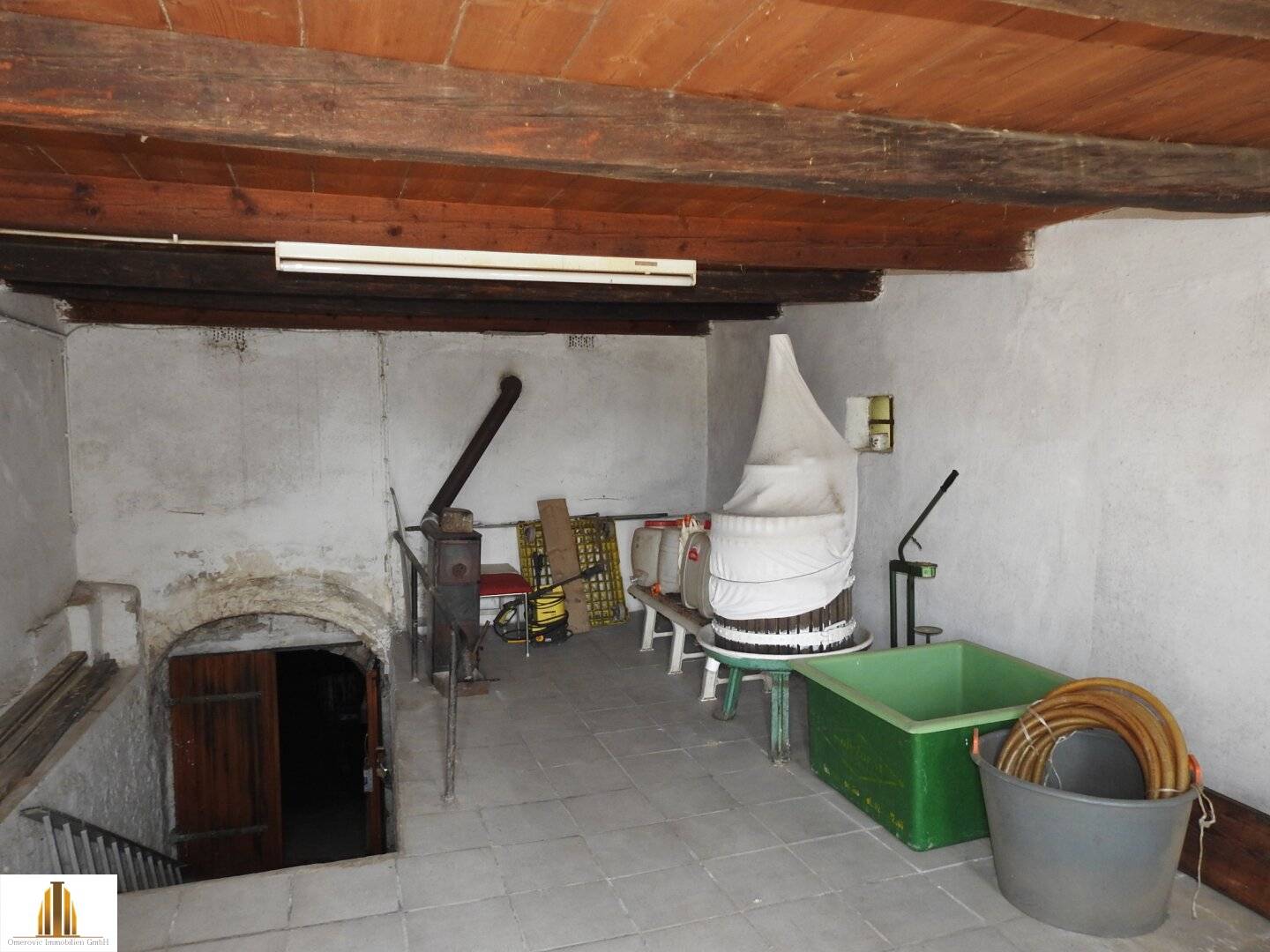 Gepflegter Weinkeller mit Presshaus und Garage sowie einem ca. 66 m² großen Garten in Seefeld!
