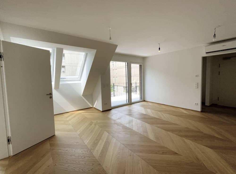 Bright attic apartment with west balcony and modern building technology