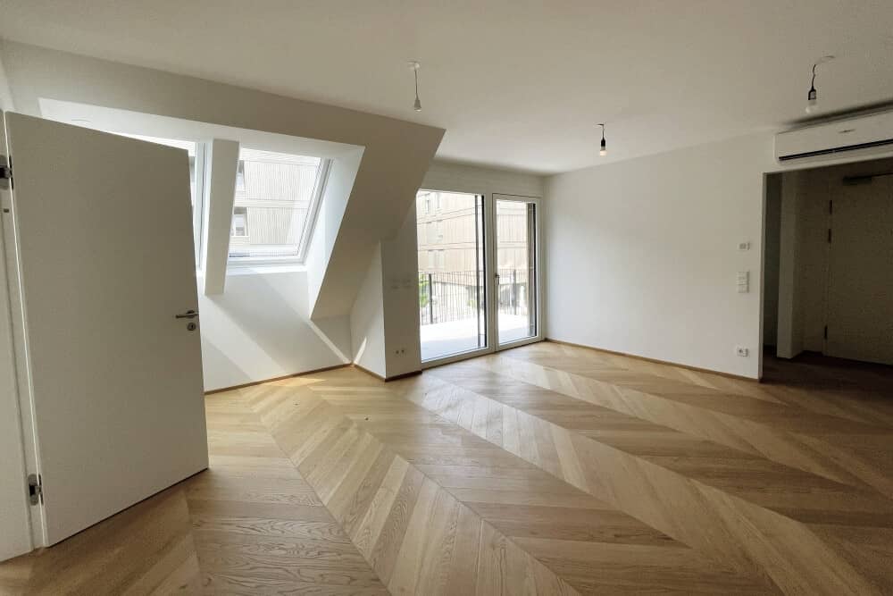 Bright attic apartment with west balcony and modern building technology